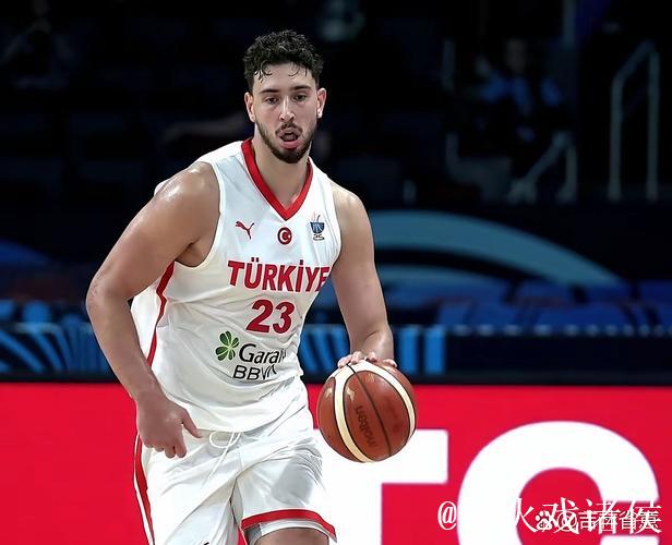 上半场申京效率不俗,10投命中6球,贡献14分3篮板5助攻1抢断1封盖 上半场申京效率不俗,10投命中6球,贡献14分3篮板5助攻1抢断1封盖