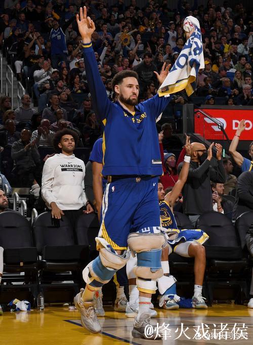 克莱-汤普森三分命中率高效,全场贡献12分2篮板1抢断 克莱-汤普森三分命中率高效,全场贡献12分2篮板1抢断