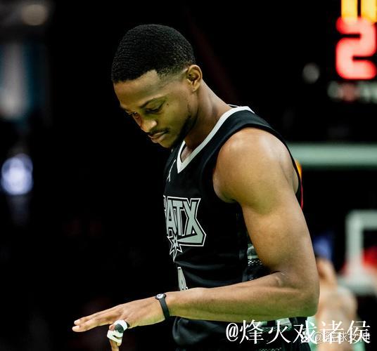 决赛前夜!马刺社媒发布福克斯现身球员训练照片 决赛前夜!马刺社媒发布福克斯现身球员训练照片