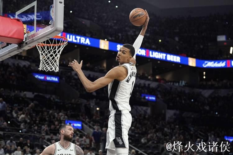 文班亚马跃过障碍直奔目标